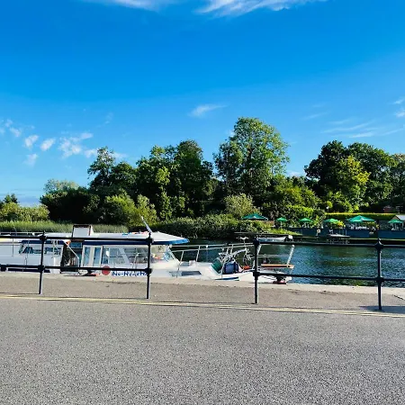 A In Central Park Apts בית אירוח